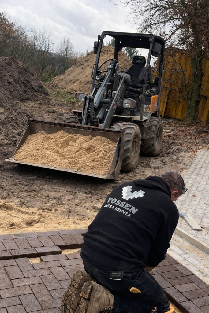 Bestrating door medewerker Vossen Infra