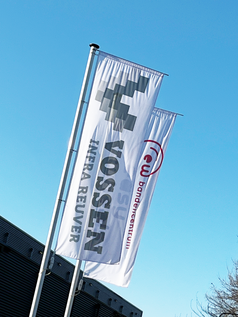 Vlaggen van Vossen Infra en Easy Wheels